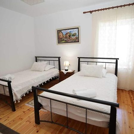 Eniguesthouse Gjirokaster Bagian luar foto