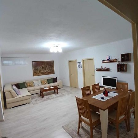 Eniguesthouse Gjirokaster Bagian luar foto