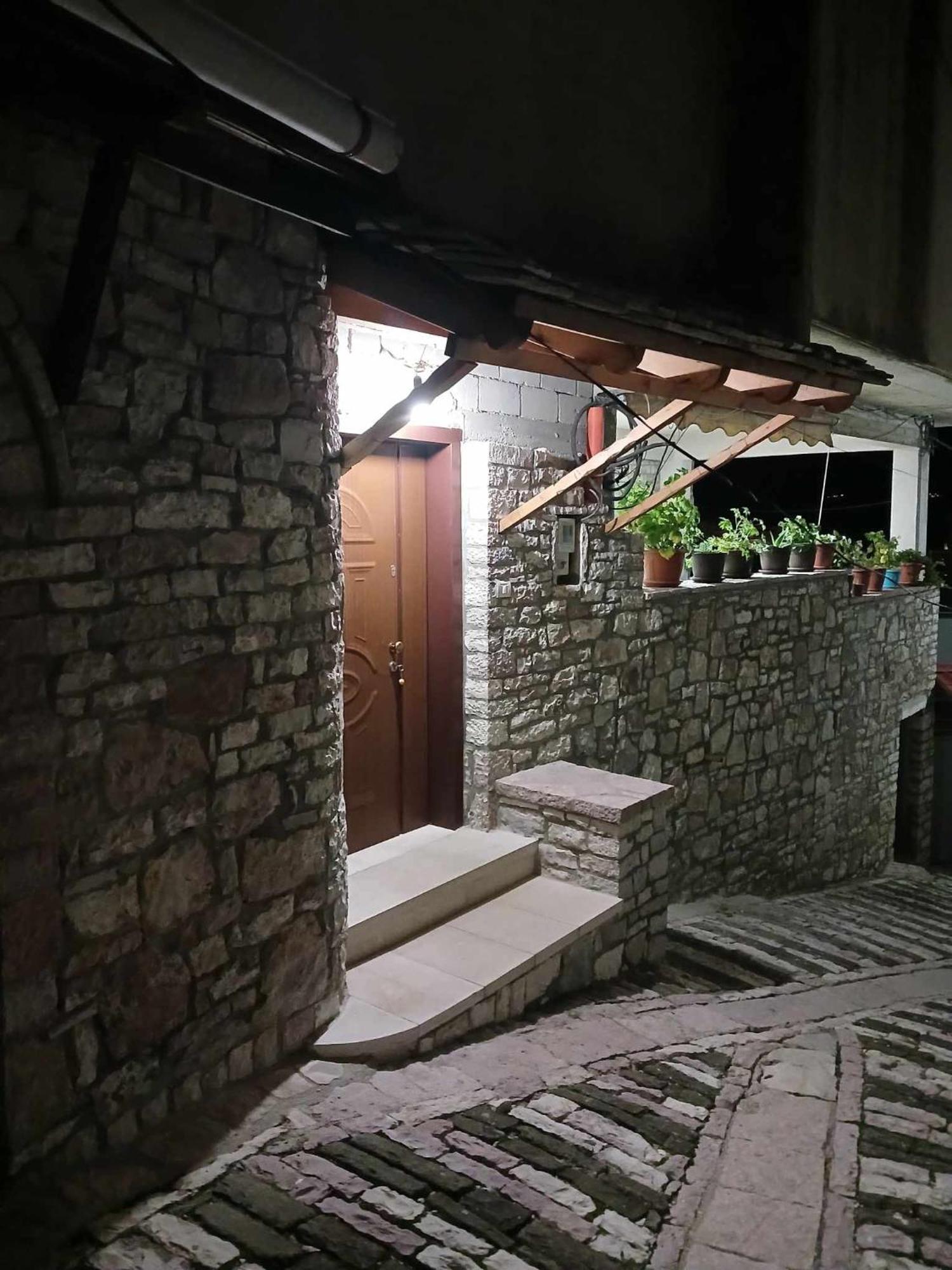 Eniguesthouse Gjirokaster Bagian luar foto