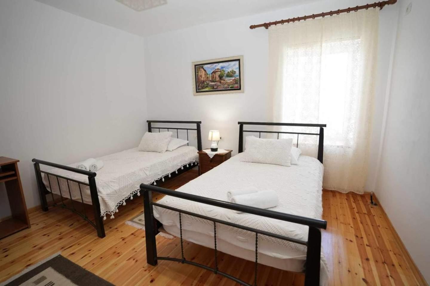 Eniguesthouse Gjirokaster Bagian luar foto