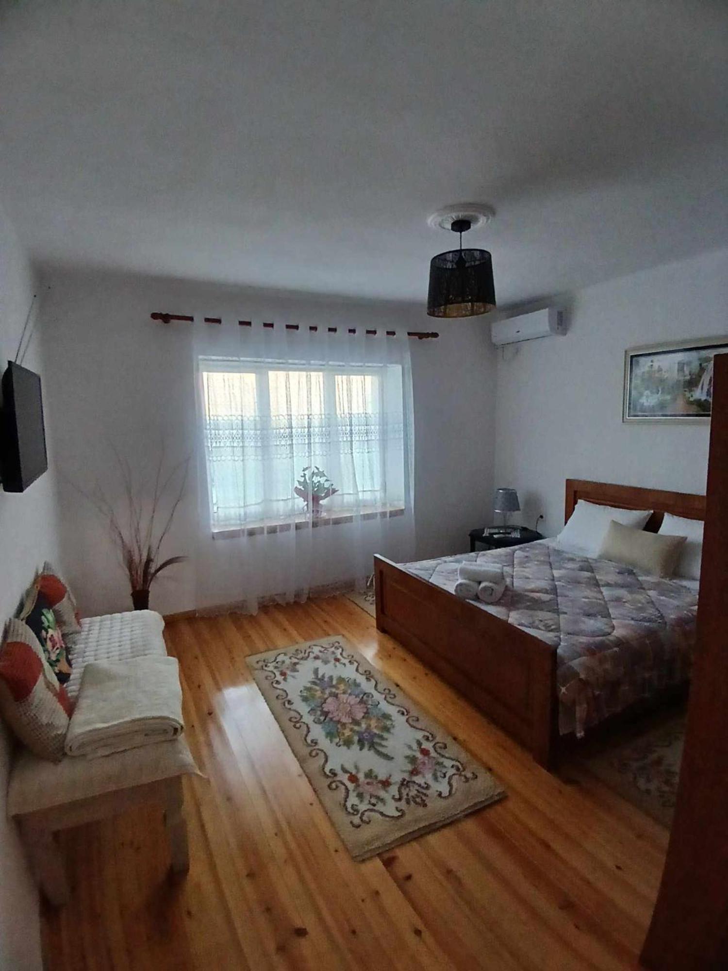 Eniguesthouse Gjirokaster Bagian luar foto