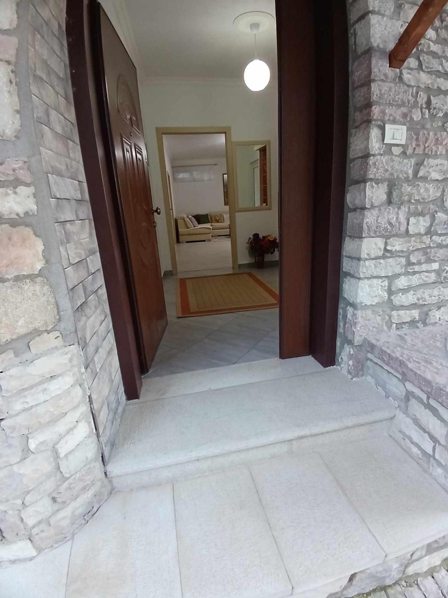Eniguesthouse Gjirokaster Bagian luar foto