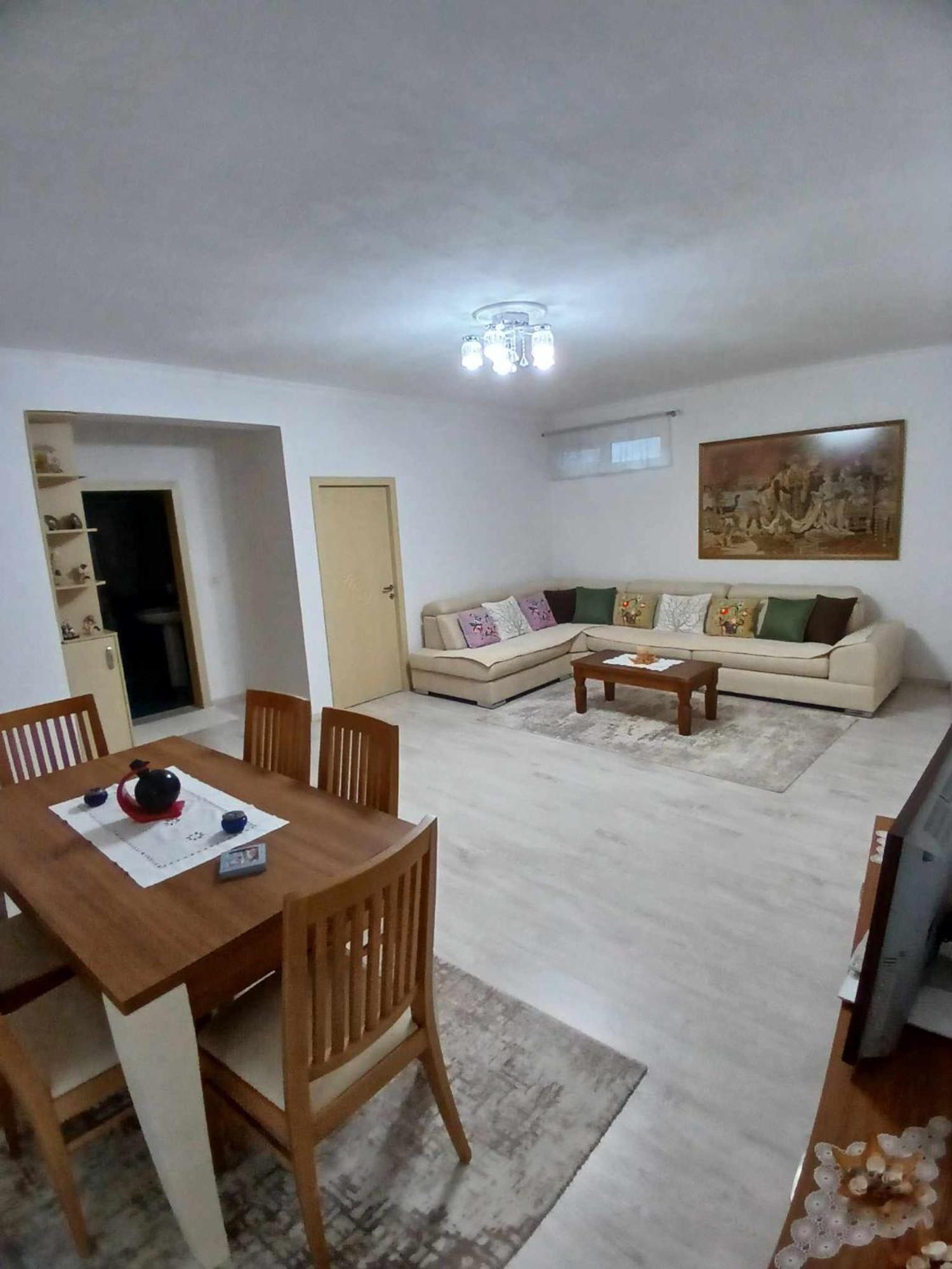 Eniguesthouse Gjirokaster Bagian luar foto