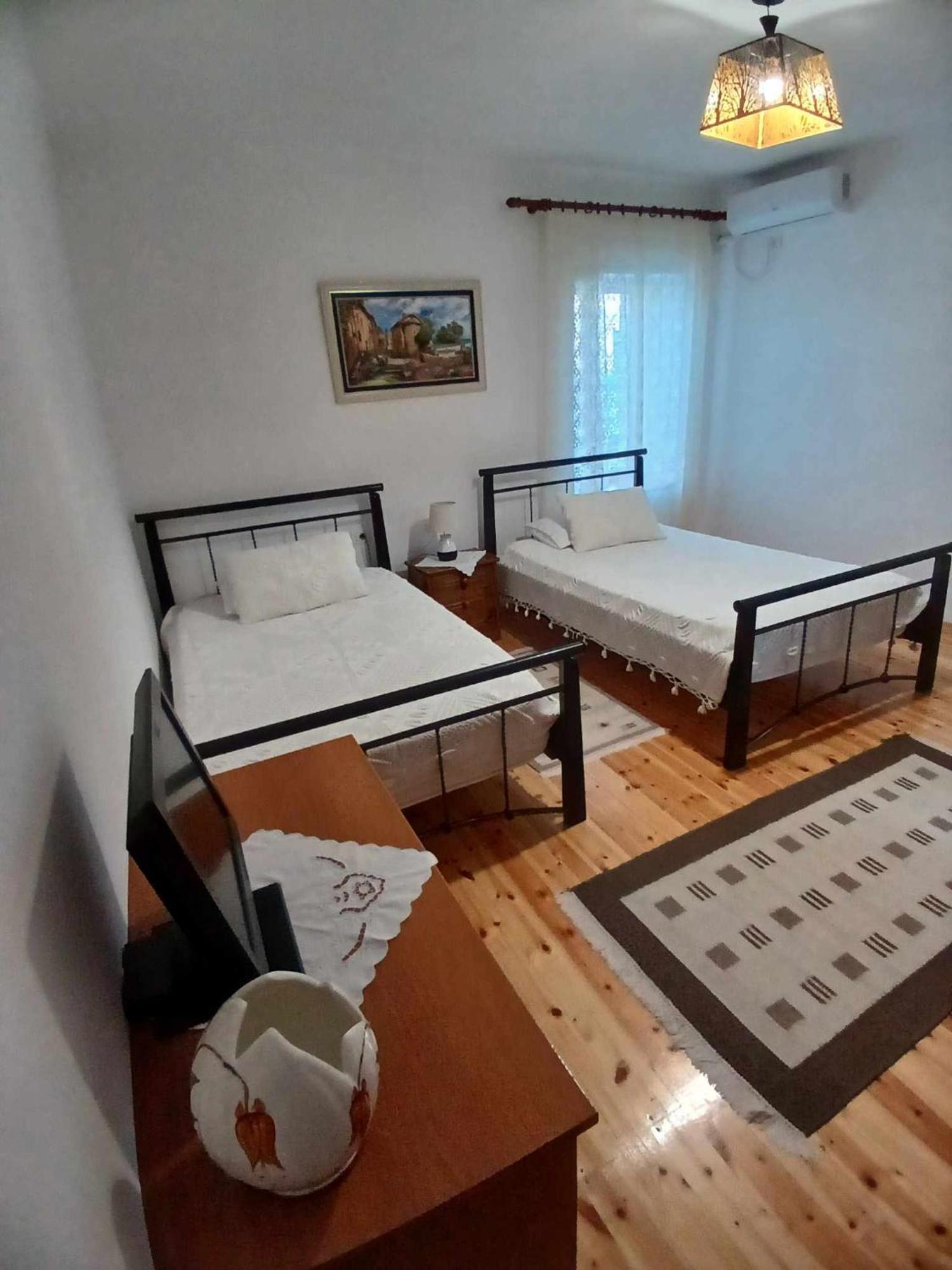 Eniguesthouse Gjirokaster Bagian luar foto