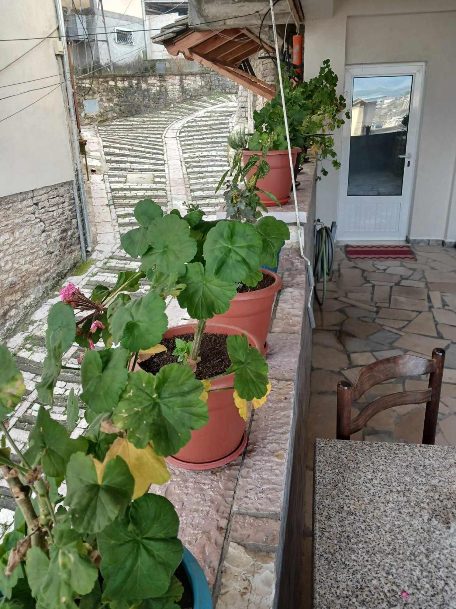Eniguesthouse Gjirokaster Bagian luar foto