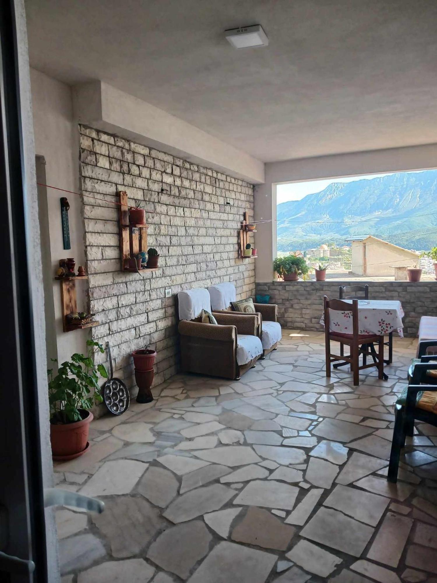 Eniguesthouse Gjirokaster Bagian luar foto