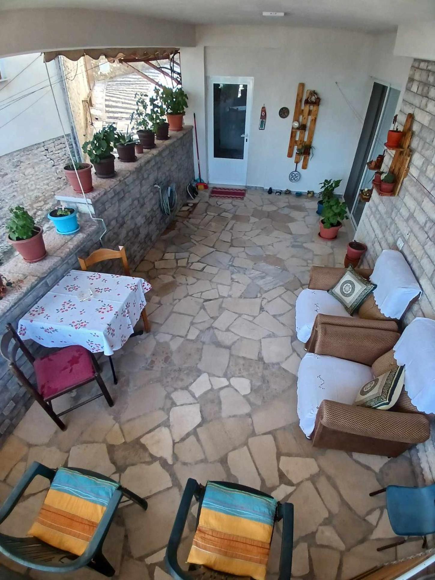 Eniguesthouse Gjirokaster Bagian luar foto