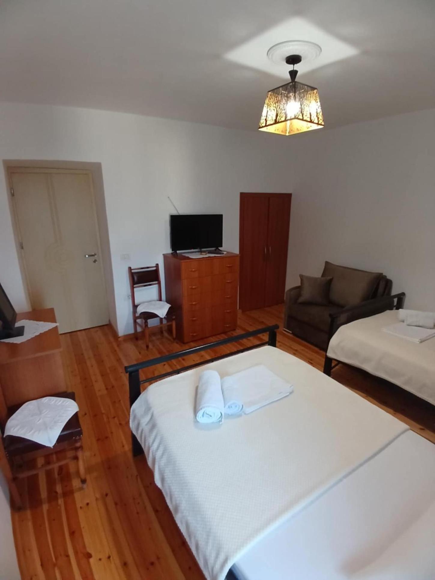 Eniguesthouse Gjirokaster Bagian luar foto