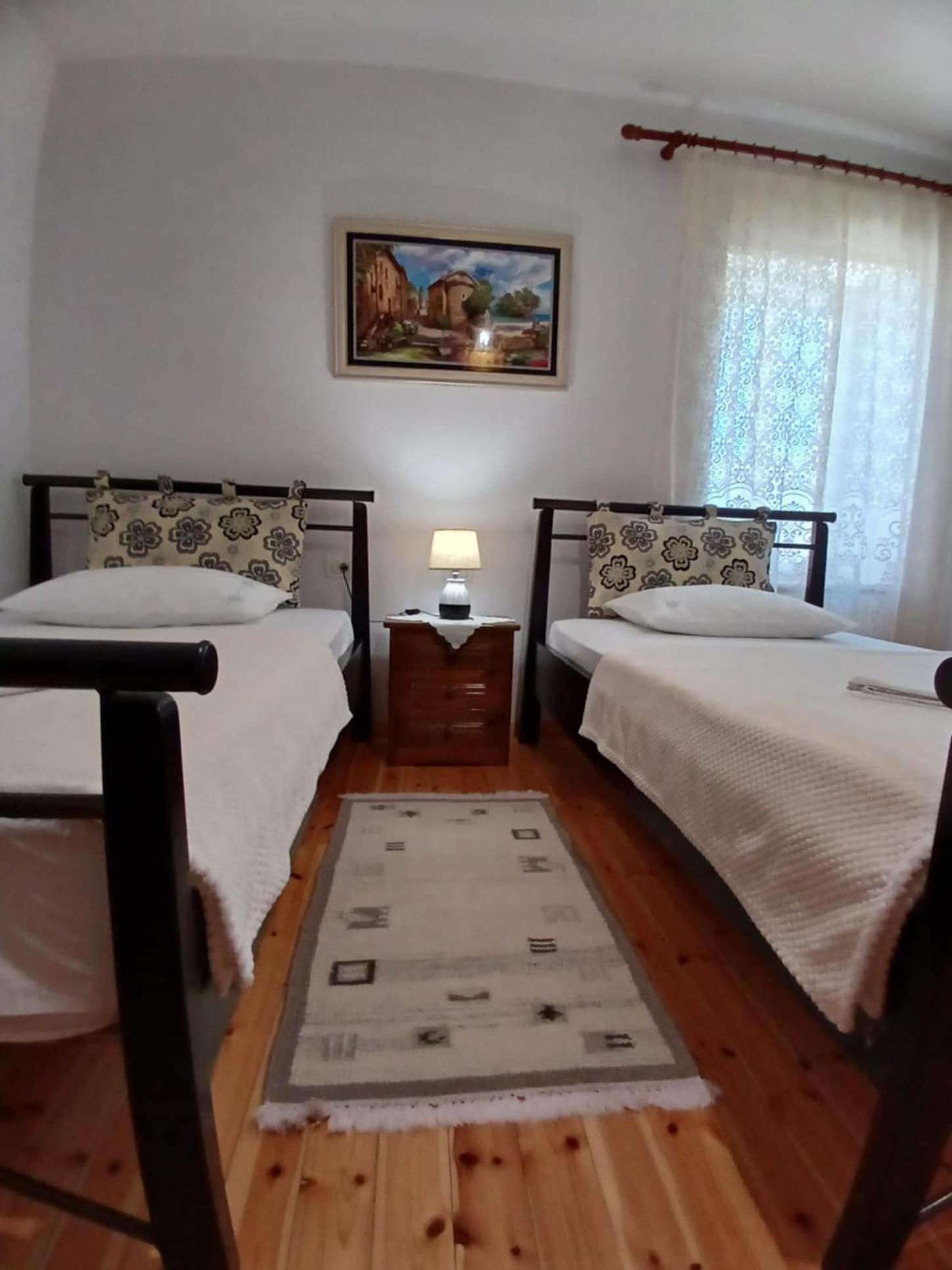 Eniguesthouse Gjirokaster Bagian luar foto