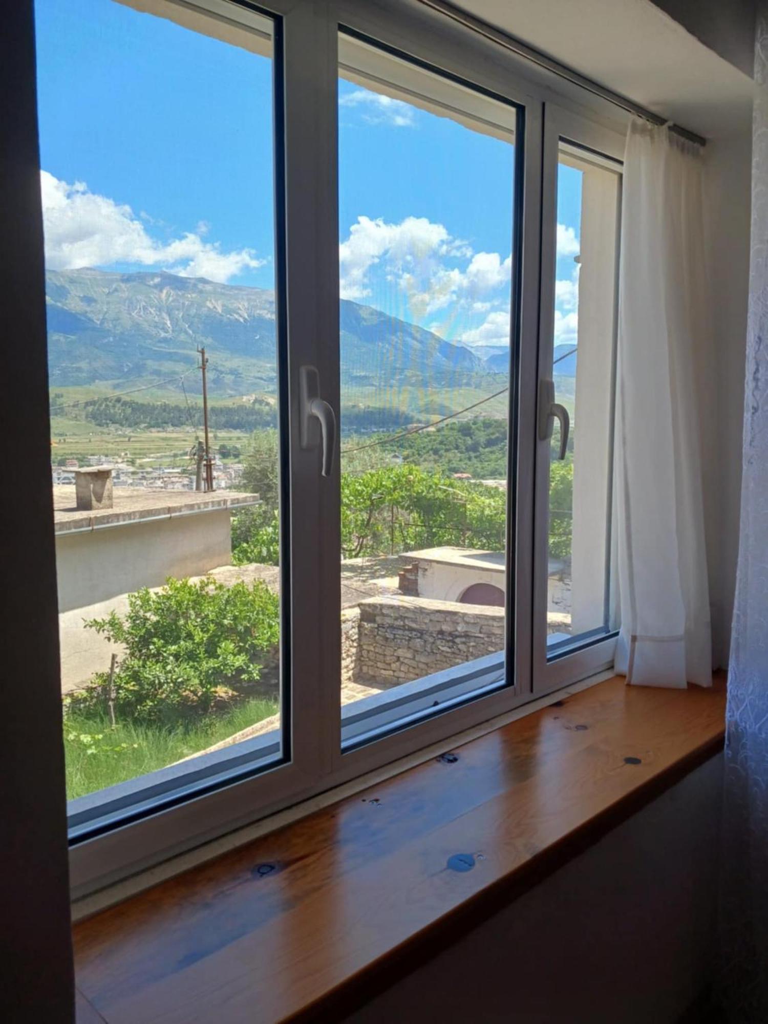 Eniguesthouse Gjirokaster Bagian luar foto