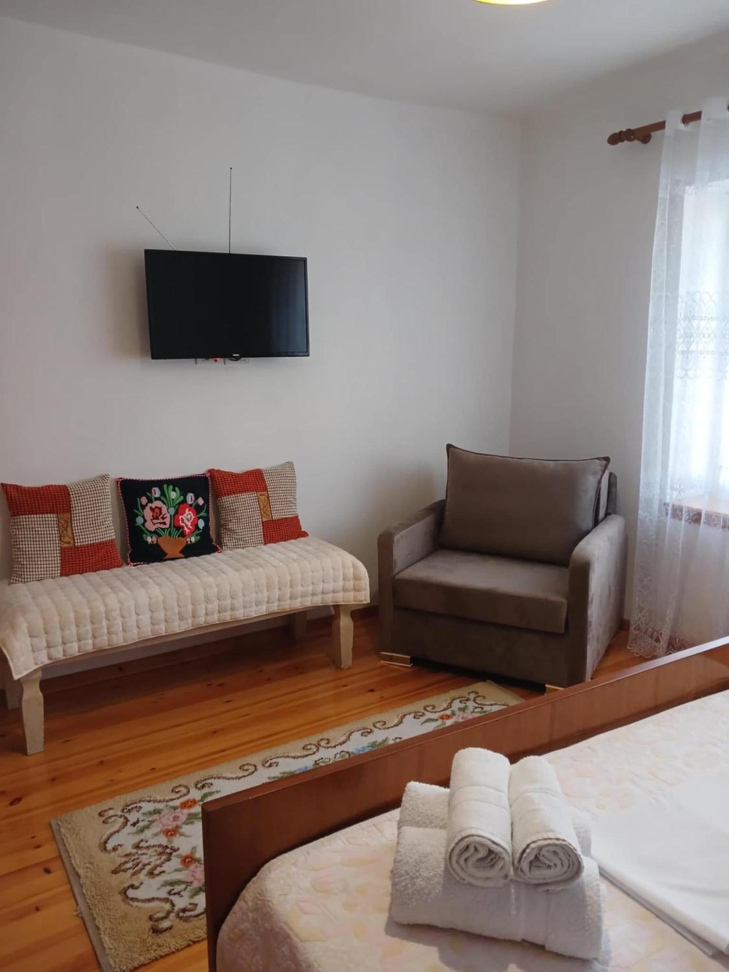 Eniguesthouse Gjirokaster Bagian luar foto