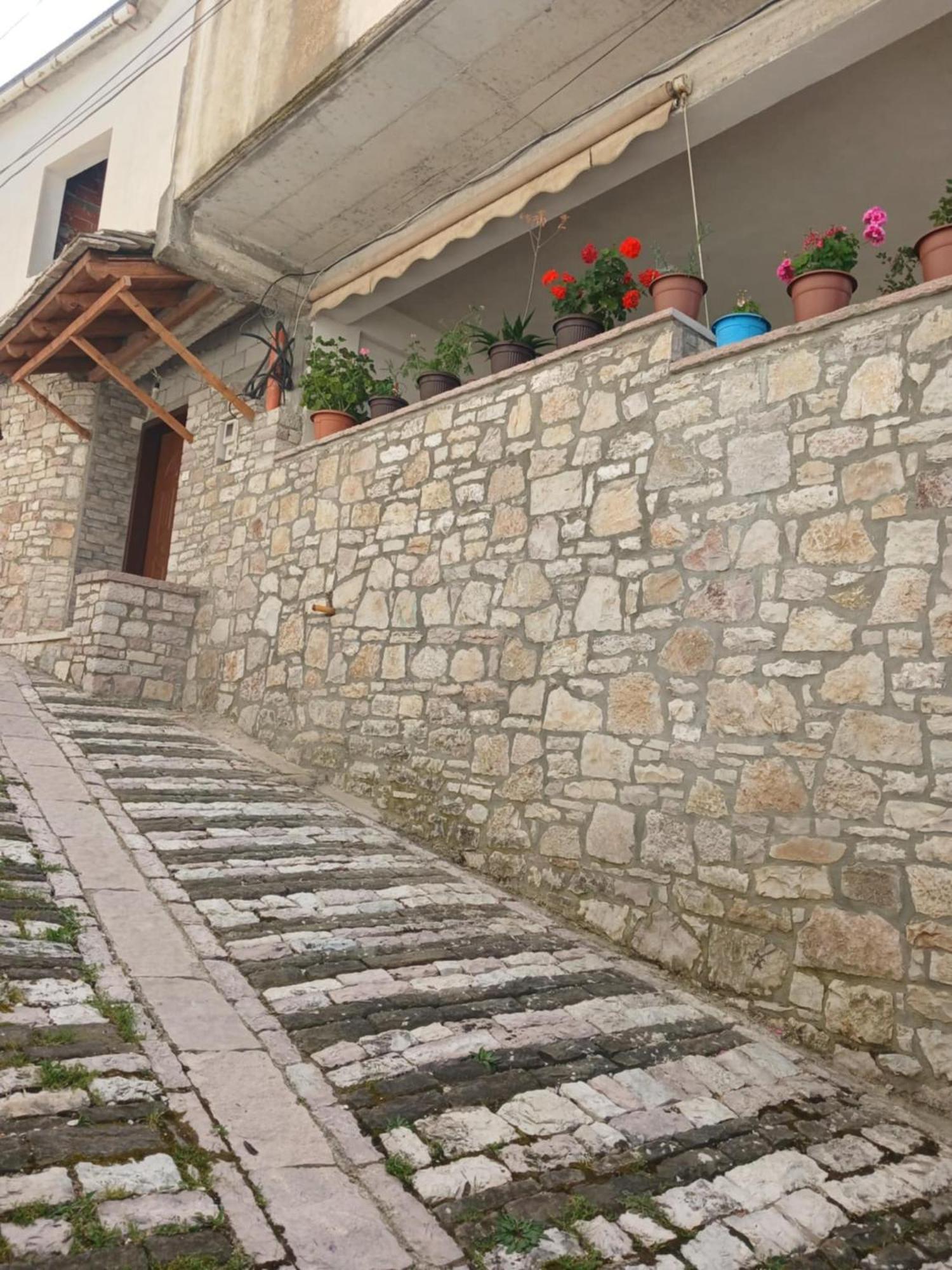 Eniguesthouse Gjirokaster Bagian luar foto
