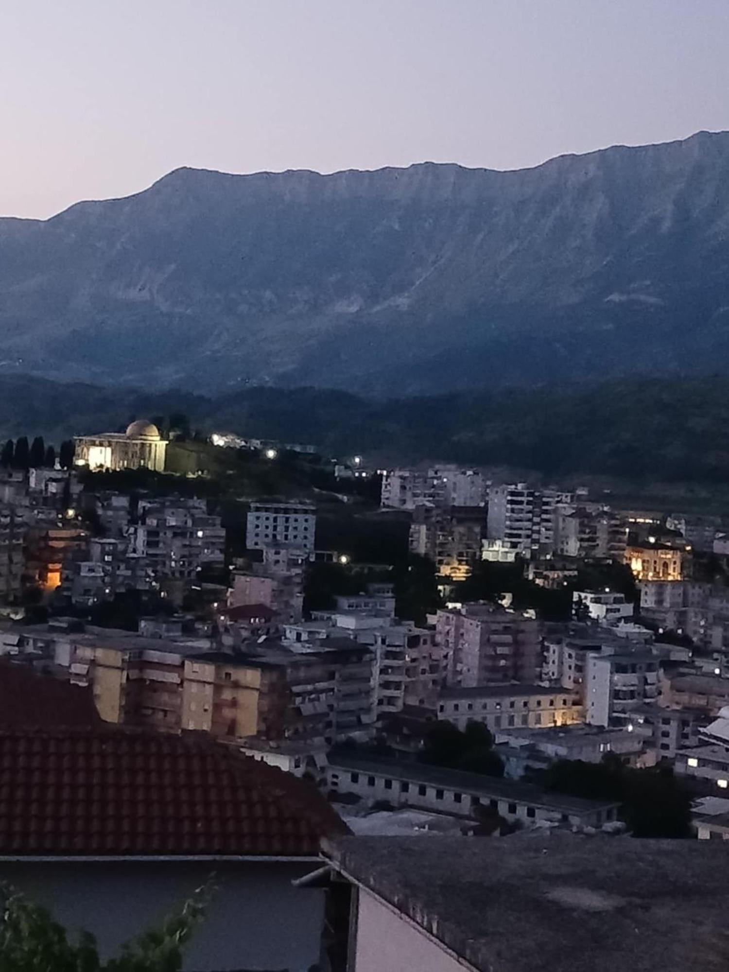 Eniguesthouse Gjirokaster Bagian luar foto